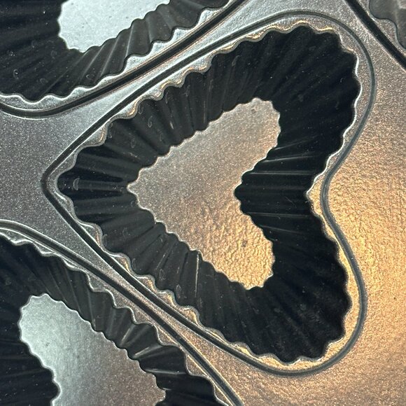 Nordic Ware Heart Tartlette Pan 12-Cup Heavy Cast Aluminum Nonstick NEW - Picture 4 of 12